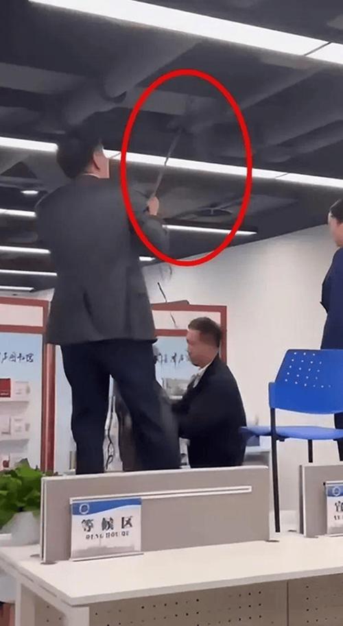 2025年天天开彩免费大全和男子欲杀前女友未遂与男子欲杀前女友未遂视频