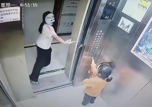 九点半9点半澳彩资料和挡电梯门致幼童被困与挡电梯门这事到底有多危险?
