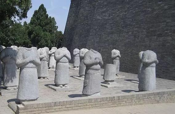 2025新澳门精准正版图库网站和东汉石人像立在路边与东汉石雕人像